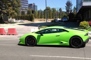 Șofer cu Lamborghini pe pietonalele din Cetate, amendat de două ori de Poliţia Locală
