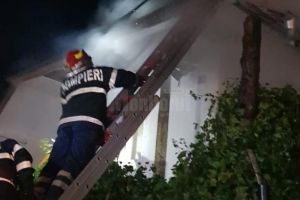 Incendiu puternic la casa unui bătrâne de 74 de ani
