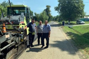 Flutur anunţă că asfaltarea drumului de la Volovăţ la Burla se va finaliza în ...