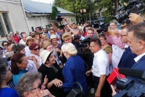 Aplauze, lacrimi şi flori pentru premierul Viorica Dăncilă, la Fălticeni
