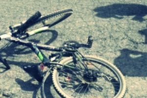 Accident stupid in Ploiesti. Un biciclist a cazut dupa ce s-a aplecat dupa borseta, in zona UPG. Tanarul a fost luat cu salvarea