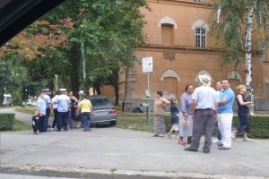 Un rom s-a oprit cu BMW-ul pe o banca din centrul Timişoarei. Nu are permis