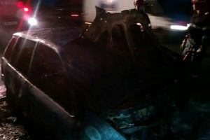 Tragedie! Doi tineri au murit după ce maşina în care erau a lovit un gard şi a luat foc