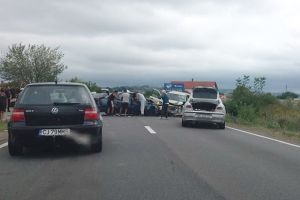 Acident cu trei maşini, la Tileagd: patru persoane au ajuns la spital