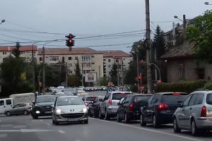 VIDEO FOTO Aglomeraţie mare la Shopping City Sibiu, iar parcarea e plină – Șoferi, evitaţi zona