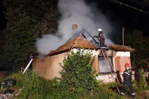 FOTO. Casă distrusă de incendiu. Totul a pornit de la o ţigară