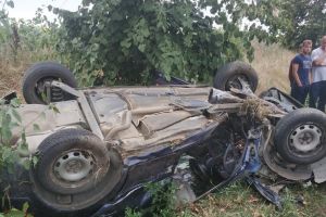 FOTO Accident! Un autoturism în care se aflau patru tineri s-a răsturnat. Șoferul a rămas încarcerat