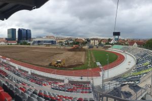VIDEO FOTO – Lucrări în toi la terenul de pe stadionul Municipal – Chiar şi în zi de sărbătoare