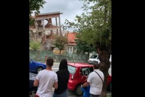 Momentul în care e pusă la pământ o clădire a fostei firme Rapid ca să facă loc unui supermarket (VIDEO)