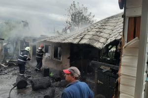 FOTO O familie din Botoşani a rămas, sâmbătă, fără casă. Locuinţa a ars ca o torţă