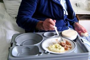 Statul român îi hrăneşte pe bolnavii internaţi în spitale cu mâncare de 10 lei pe zi. Alocaţia bolnavilor internaţi nu a mai crescut din 2016
