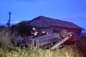 FOTO Un nou accident de Sfânta Maria! Un botoşănean a rupt cu maşina un stâlp, apoi s-a răsturnat pe cupolă