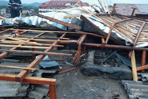 Acoperiş doborât de furtună la Pucioasa