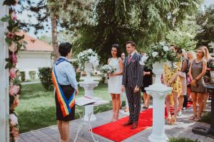 FOTO Monden! Un cunoscut creator de modă din Botoşani s-a căsătorit. Mireasa, o apreciată artistă de muzică populară