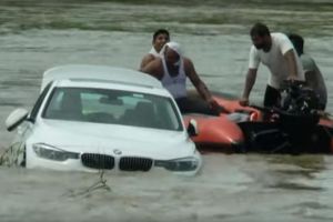Un tânăr aruncă în apă un BMW nou nouţ cadou de la părinţi pentru că vroia un Jaguar