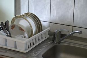 Locuitorii unei comune din Botoşani se plâng că primesc apă cu porţia. „Am copil mic şi trebuie să facă baie în fiecare seară”