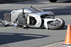 Bărbat accidentat după ce s-a dezechilibrat şi a căzut de pe moped, pe DN 73