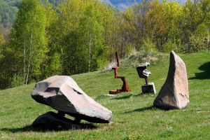 Porţi deschise duminică în Dosul Gârciului, la Simpozionul de artă contemporană artFORest 2019