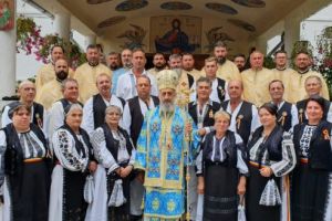 ÎPS Irineu, în mijlocul credincioşilor din Sânmărtinul de Câmpie