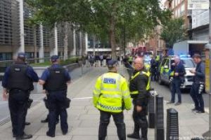 Un barbat a fost injunghiat in fata Ministerului de Interne din Londra