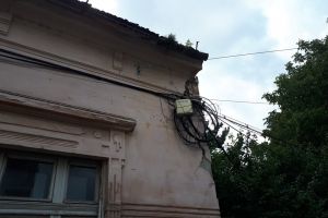 PERICOL în Centrul Aradului! Un zid al unui fost sediu de partid stă să cadă peste clienţii unui restaurant (GALERIE FOTO)