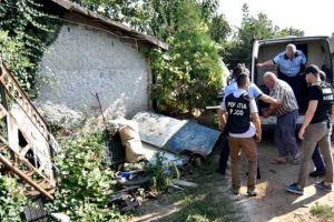 Chiştoace de ţigări aruncate de prima echipă de anchetatori de la Caracal, ridicate pe post de probe