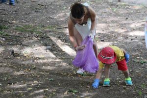 CAMPANIE. Mai mulţi copii din Satu Mare au strâns singuri mizeria din faţa blocului