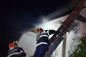 Incendiu puternic la casa unei bătrâne, provocat de atingerea reţelei electrice de tabla ...