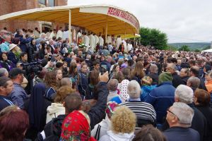 Mii de credincioşi catolici şi peste 100 de preoţi s-au rugat la Cacica pentru ca ...