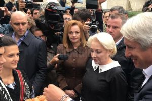 Prim-ministrul României s-a închinat la mormântul domnitorului Ștefan cel Mare şi Sfânt
