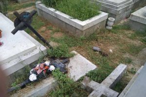 FOTO. Dezastru într-un cimitir din Satu Mare: morminte distruse, mizerie şi multă nepăsare