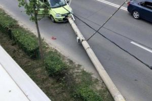 Un stâlp de telefonie a căzut pe un autoturism, pe DJ123B