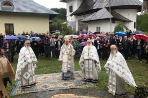 FOTO Episcopul Basarabiei de Sud a slujit la o mănăstire din judeţul Botoşani, de Adormirea Maicii Domnului