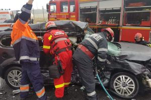 FOTO Accident groaznic! Un bărbat a murit după ce o maşină s-a izbit frontal de o dubă