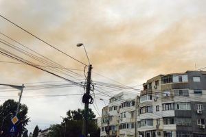 Nor de fum roşiatic deasupra oraşului. Garda de Mediu spune că totul este în regulă!