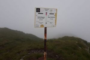 FOTO Refugii montane şi indicatoare turistice vandalizate de turişti în munţii Făgăraş