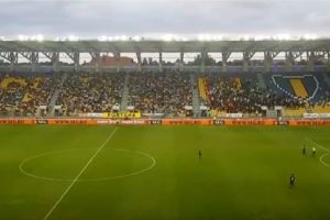 Imagini din timpul meciului! Vezi ce atmosferă e pe Ilie Oană!