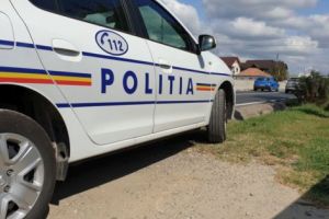 Ajuns maşina în şanţ, a scăpat doar cu „cartonaş” galben