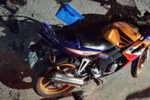 Accident sub pasarelă, implicate un autoturism şi o motocicletă (FOTO)