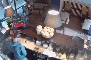 Tânăr prins de jandarmi după ce a furat bani dintr-un bar, la Năsăud (VIDEO)