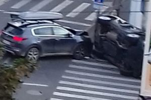 FOTO Accident pe Bulevardul Victoriei. O maşină răsturnată