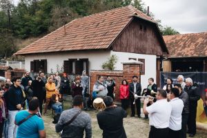 „Cămine în mişcare”, în patru sate din Timiş: poveşti, târg de produse locale şi Fanfare Ciocârlia