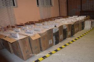 FOTO. Țigări de contrabandă abandonate în judeţul Satu Mare, descoperite de poliţiştii de frontieră