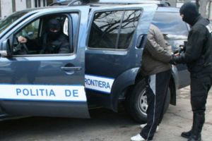 Arestări pe bandă rulantă în Vama Petea. Bărbaţi încătuşaţi şi duşi în arest