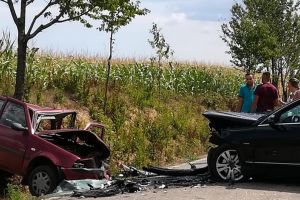 Trafic rutier blocat! O mamă şi doi copii, implicaţi într-un accident petrecut între Tilecuş şi Vârciorog (FOTO)