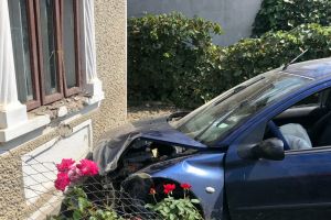 Maşină intrată în zidul unei locuinţe