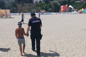 Copil ratacit pe plaja, inapoiat parintilor de jandarmii constanteni