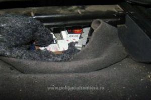 Autoturism abandonat la Stramtura. Masina era ticsita cu tigari ucrainene