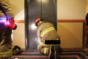 Musafirii au rămas blocaţi în lift!