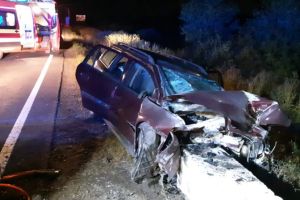 FOTO – O şoferiţă a intrat cu maşina într-un cap de pod la Scoreiu – A rămas încarcerată
